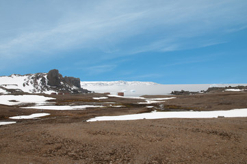 Fototapeta na wymiar land and mountain snow in the blue sky at Antarctica 