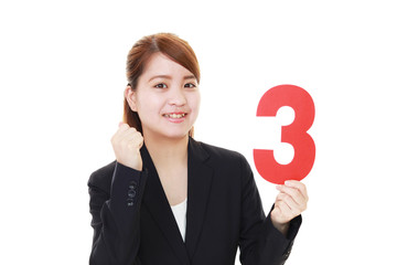 数字を持つ笑顔のビジネスウーマン