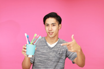 歯ブラシを持つ笑顔の青年