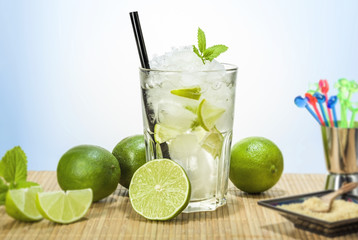 Glas mit Eis und Limettenschnitz 