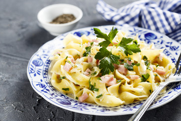 Pasta with ham and cream sauce