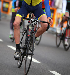 Fototapeta na wymiar cyclist without a arm with the bike in the city race