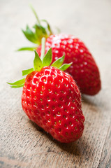Fraises  sur table en vieux bois
