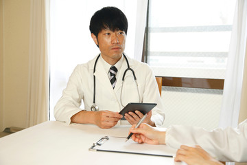 診察中の医師