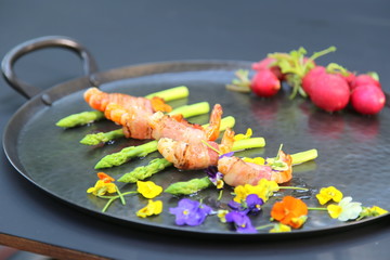 Rolls of shrimp, pork and asparagus