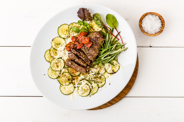Steak mit Zucchini Gratin