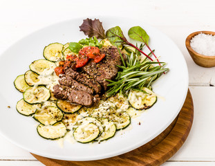 Steak mit Zucchini Gratin