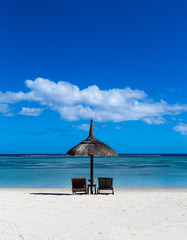 Weißer Sandstrand von Flic en flac Mauritius mit Blick auf das