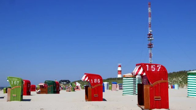 Rote und Gr&uuml;ne Strandk&ouml;rbe mit Netz und Wifi