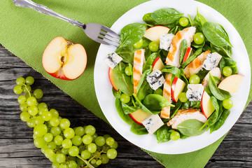 grilled chicken, spinach, apple slices, gorgonzola cheese, grape
