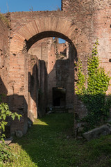Fototapeta na wymiar Via Nova - Detailaufnahme Mauern und Rundbögen im Forum Romanum in Rom