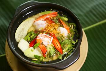 Sour soup with clams and dill leaves