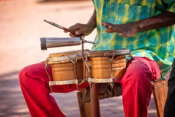 Fototapeten Straßenmusiker spielt Schlagzeug in Trinidad, Kuba © Delphotostock