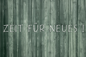 Holzwand Zeit für Neues grün