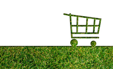 Nachhaltige Reklame: Einkaufswagen auf Gras Hintergrund ausgeschnitten. 