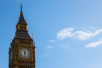 Fototapeta na wymiar big ben in london seen in daylight with blue sky