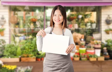 Photo sur Aluminium Fleuriste asian female florist with flower shop background