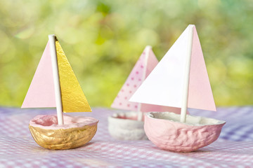 drei kleine Nussschalen Boote im Garten