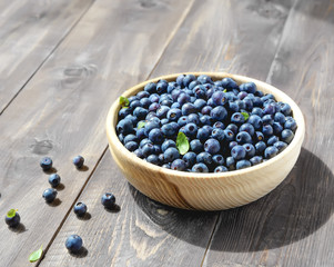 Fototapeta na wymiar Blueberries in a wooden bowl