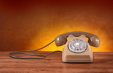 telefono retrò sul tavolo di legno - sfondo giallo