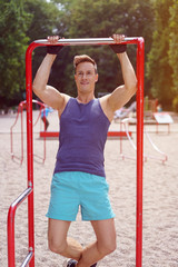 Fototapeta premium sportlicher mann macht klimmzüge