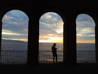 Fototapeta premium Tramonto tra archi e mare