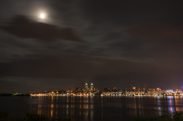 Fototapeta na wymiar Quay of the big city at night