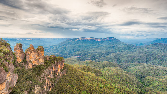 Echo Point, The Three Sisters, Kings Tableland, Kedumba Valley, Mt. Gibraltar, Mt. Solitary, Blue Mountains National Park, NSW, Australia