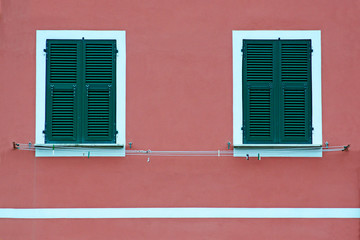Due finestre su facciata rosa