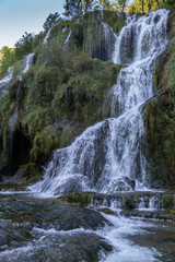Obraz premium Cascade des tufs de Baume-les-messieurs