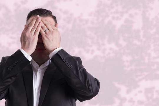 Man h&auml;lt sich die H&auml;nde vor die Augen