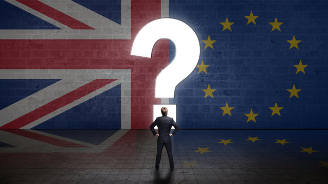 Portal in Form eines Fragezeichens  in einer Wand mit UK- und EU-Flagge
