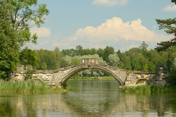 Fototapeta na wymiar Stone bridge in the Park.