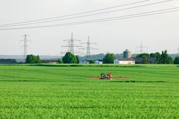 Fototapeta na wymiar Traktor beim Ausbringen von Pestizid