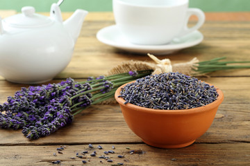 tisana o te' con fiori di lavanda su tavolo rustico di legno 