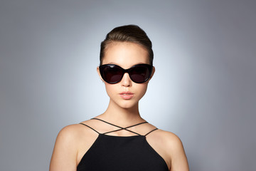Fototapeta premium beautiful young woman in elegant black sunglasses