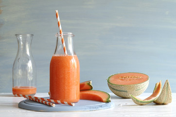Melonen-Johannisbeer-Smoothie aus Cantaloupe Melone und weißen Johannisbeeren in einer Glasflasche