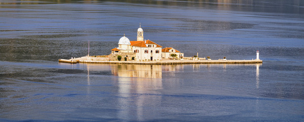 Wyspa Matki Boskiej na Skale,Boka Kotorska,Perast,Czarnogóra © Mike Mareen