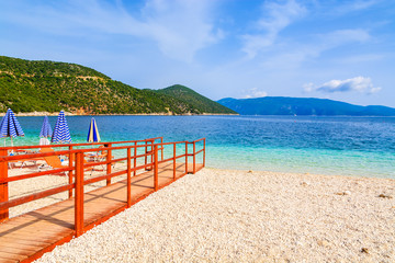 Fototapeta premium Drewniany chodnik do pięknej plaży Antisamos na wyspie Kefalonia, Grecja