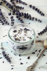 zucchero con fiori di lavanda per tisane o bevande 