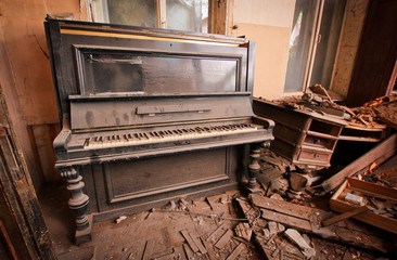 Fototapeta na wymiar Piano in the abandoned mansion