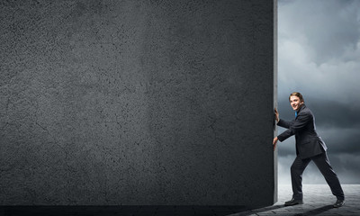 Obraz premium Businessman push wall