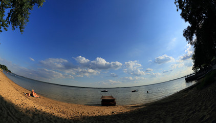 Plaża nad jeziorem, rybie oko. © Stanisław Błachowicz