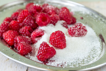 Спелая малина на деревянном фоне.