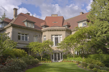 Fototapeta na wymiar Pittock Mansion and garden Portland Oregon.