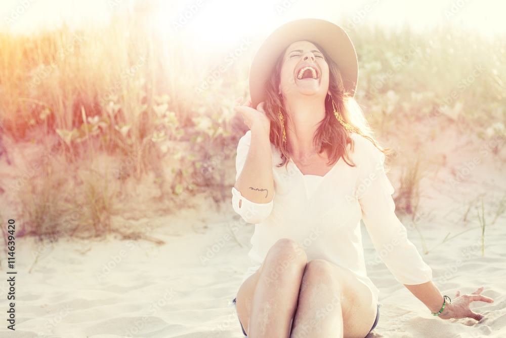 Wall mural Frau mit Sonnenhut am Strand