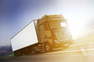 Ein moderner LKW fährt schnell auf einer Straße