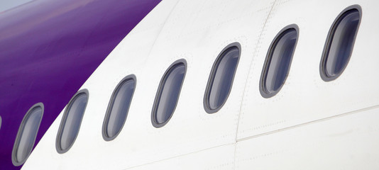 Okna samolotu pasażerskiego - obrazy, fototapety, plakaty