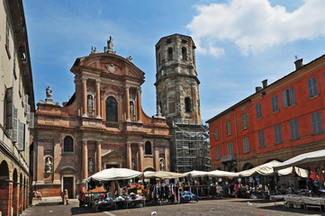 Il mercato di piazza  San Prospero di Reggio Emilia
