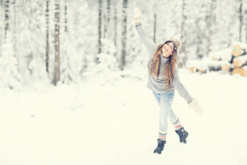 Frau hat spaß im winter 